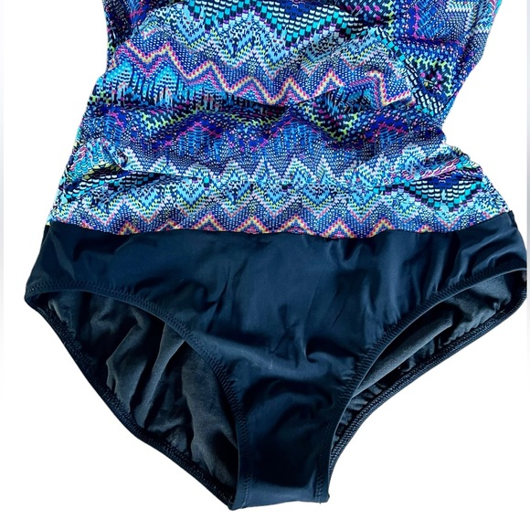 Profile by Gottex Women's Molded
Underwire Bra Tribal one piece size 12 NWT - Picture 9 of 12